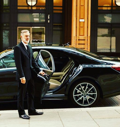 Wellesley Limo service - chauffeur - luxury limousine - airport transfers - car service Wellesley MA