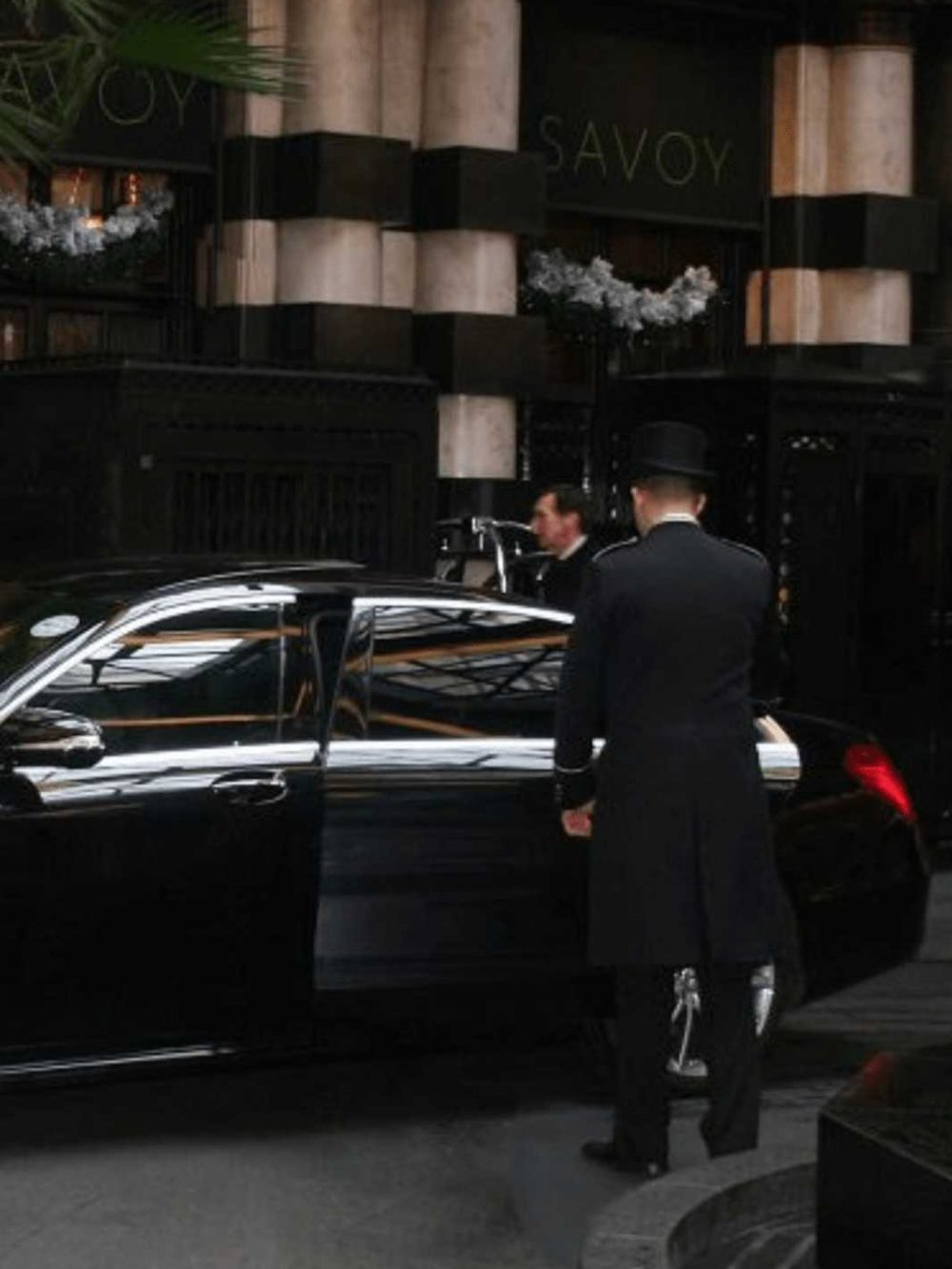 Bedford Limo service - chauffeur - luxury limousine - airport transfers - car service Bedford MA